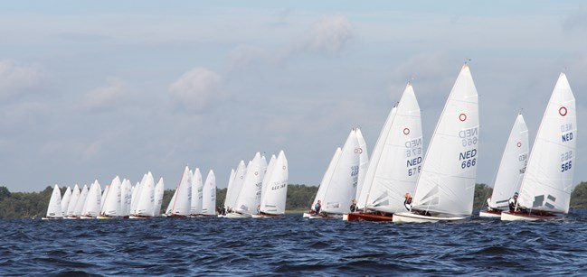 Startveld met 72 Olympiajollen